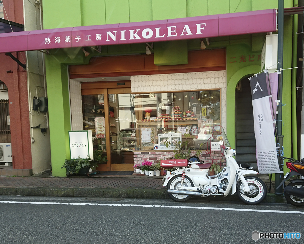 ん？白バイがケーキ屋さんでお買い物？