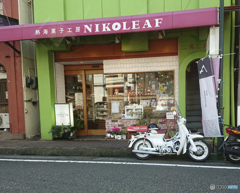 ん？白バイがケーキ屋さんでお買い物？