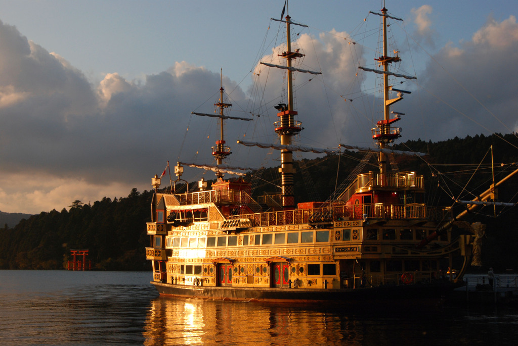 こがね色に輝く湖畔-➆