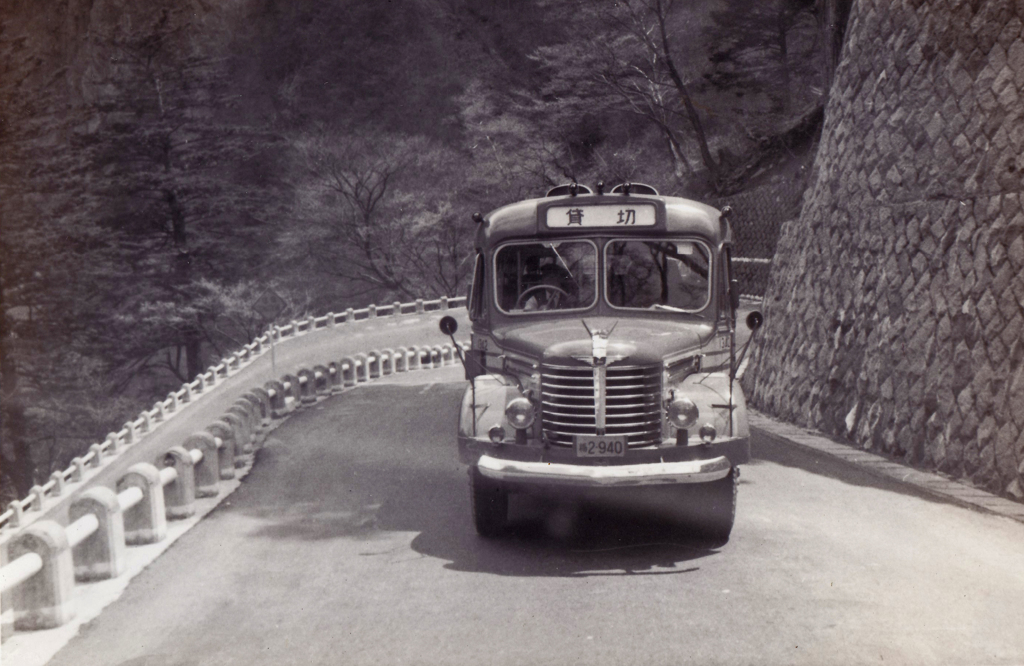 シリーズ昭和の残像（29）ボンネットバスでいろは坂を登る by ご隠居鳥 （ID：12006611） - 写真共有サイト:PHOTOHITO