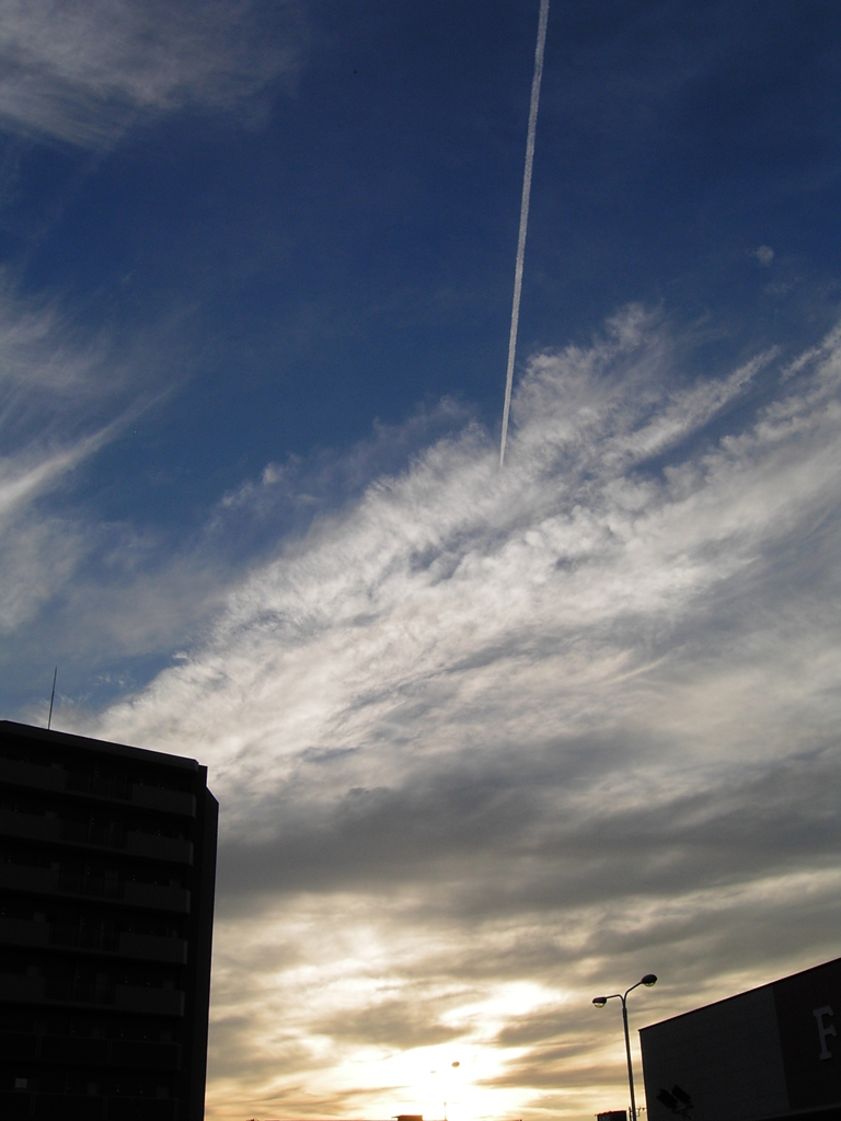 西に向かう航跡雲