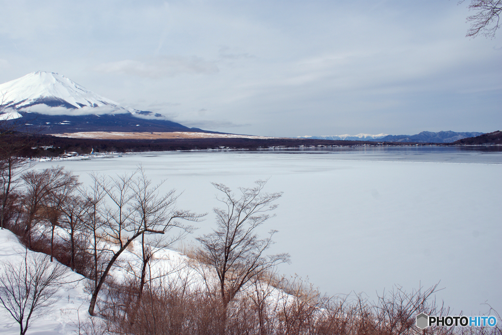 結氷した山中湖越しに富士山と南アルプスを望む
