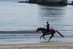 弓ヶ浜海水浴場に騎馬武者現る！-➅