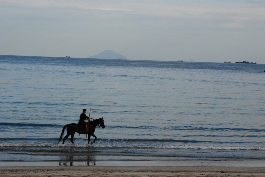 弓ヶ浜海水浴場に騎馬武者現る！-③