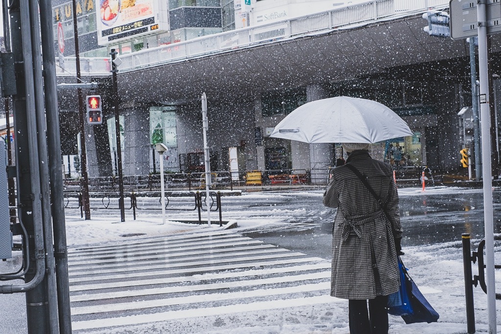 大雪と老人