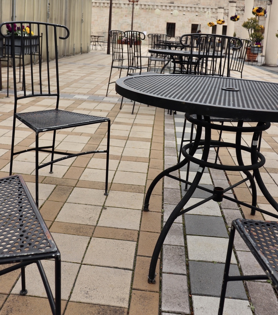 どこに座ろう…⁉︎