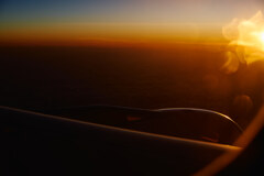 飛行機と朝日
