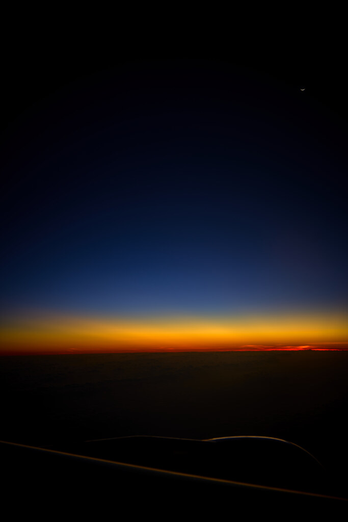 高度10000キロから見た朝日