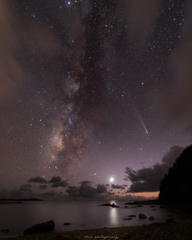 島に沈みゆく彗星と金星