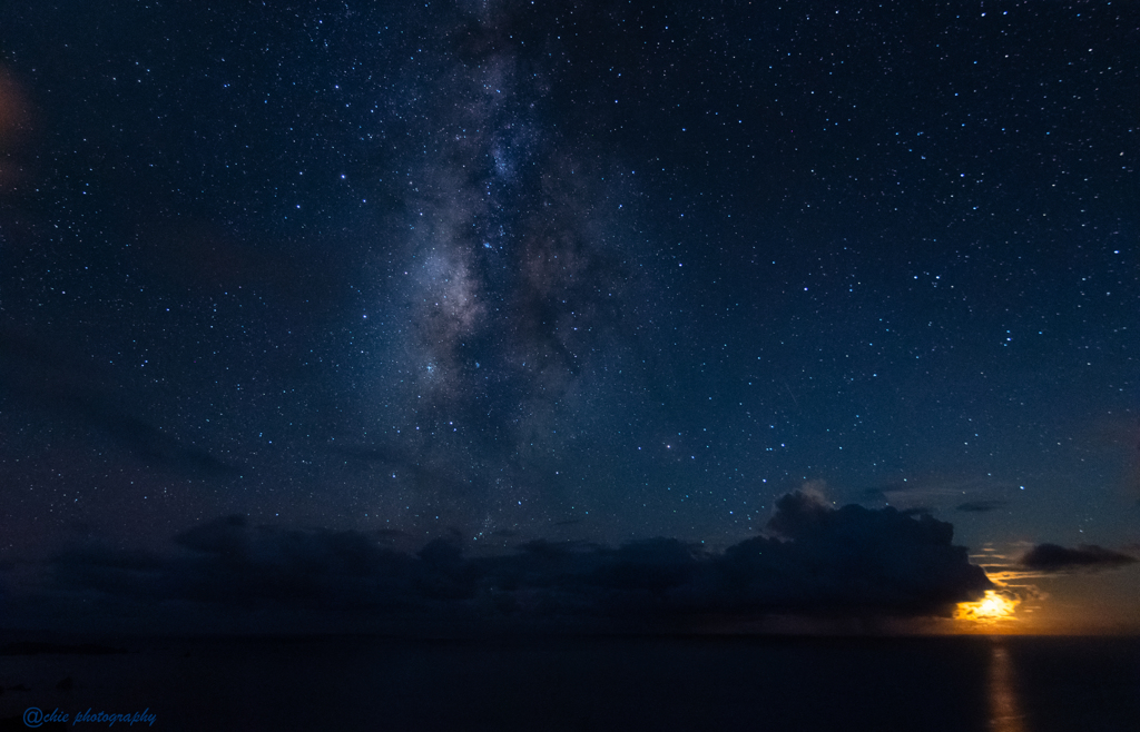 月の入りと満天の星々