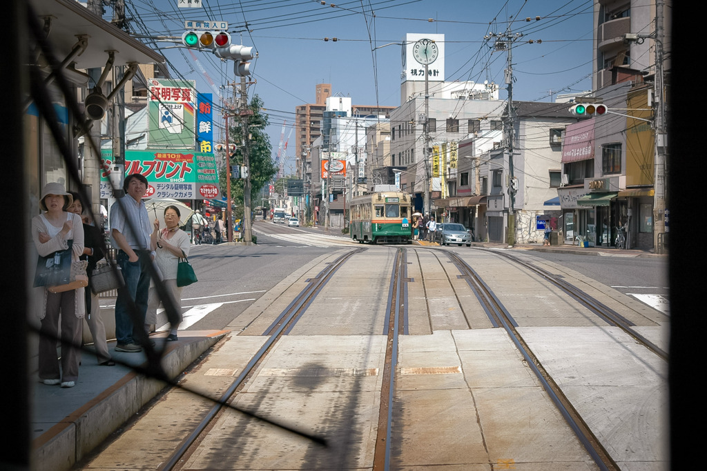 県病院前駅に到着