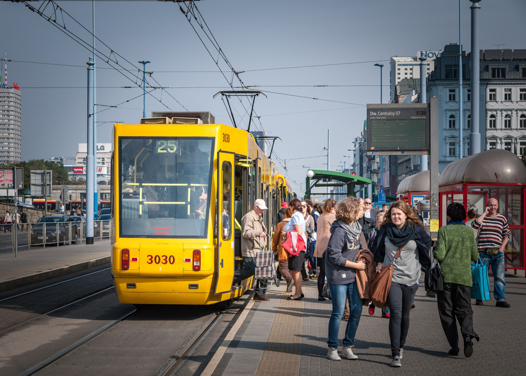 ワルシャワ中央駅電停の日常