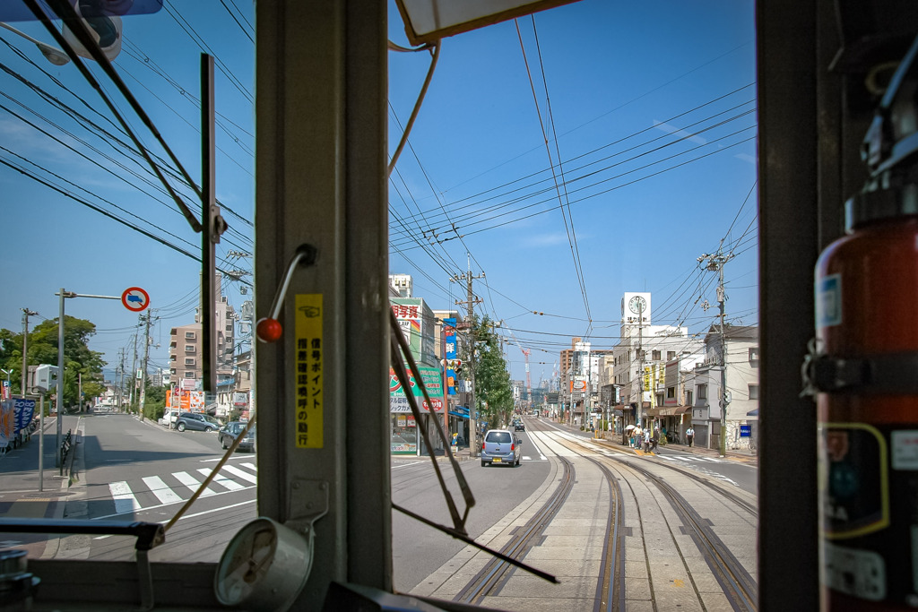 県病院前駅を出発