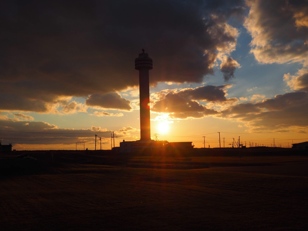 夕日と灯台