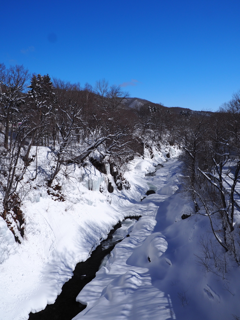 冬の渓谷