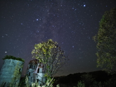 廃サイロと星空