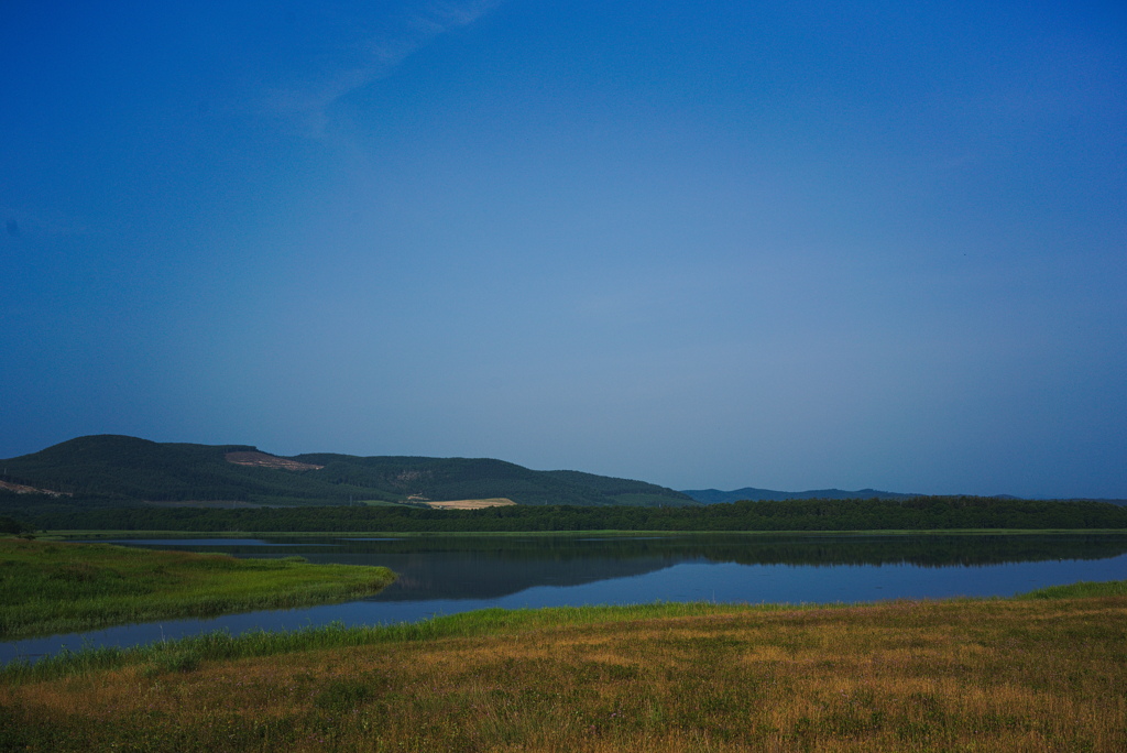 コムケ湖と青空