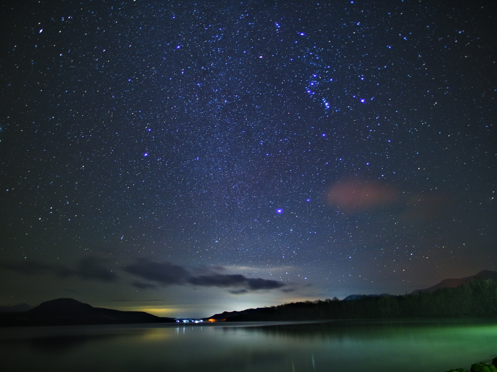 湖畔の星空