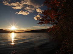 秋の屈斜路湖と朝日