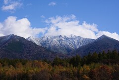 紅葉と積雪の十勝岳連峰
