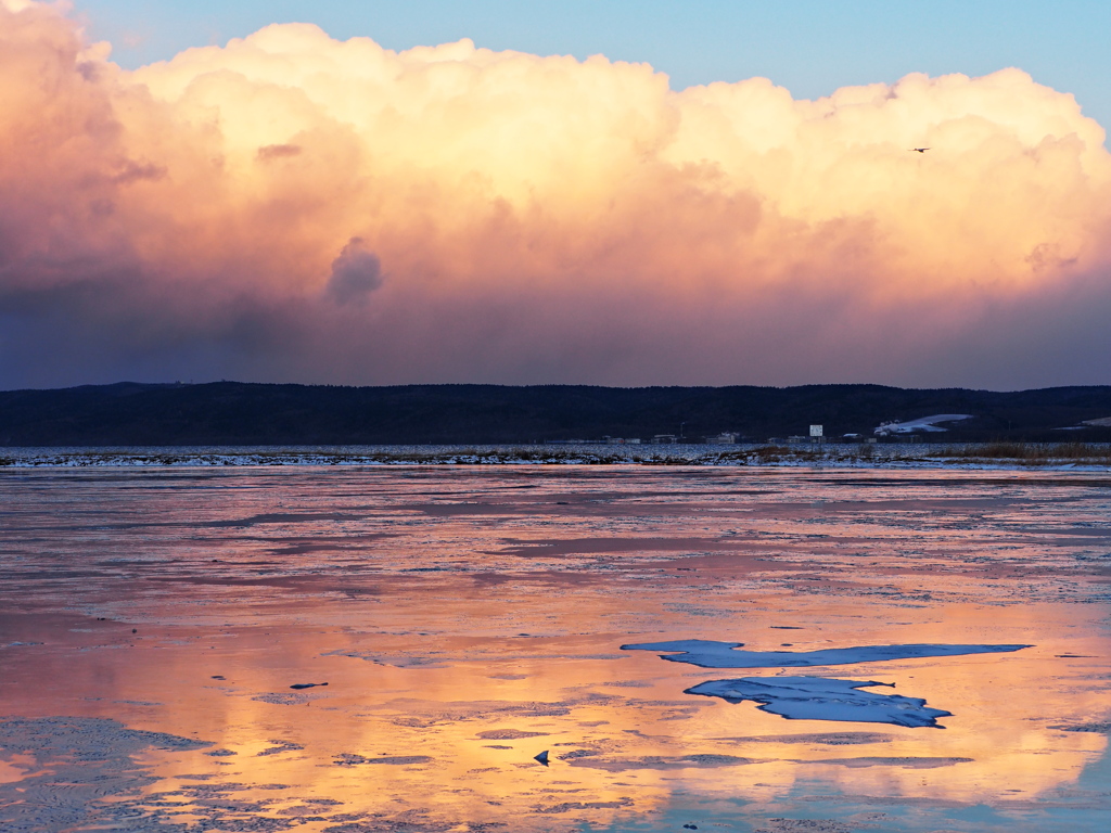 結氷の湖と夕焼け雲