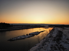 日の出前の河原