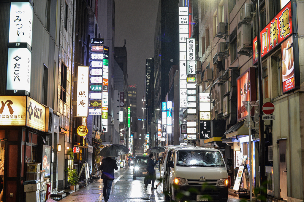 雨の新橋 NIKKOR-S Auto 50mm F1.4