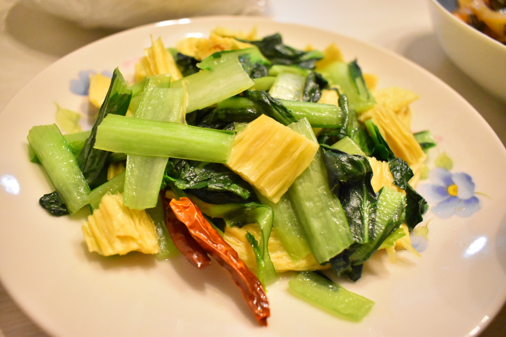 干し湯葉と小松菜の炒め物