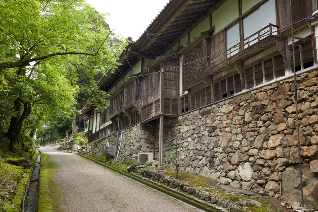 古民家の坂道