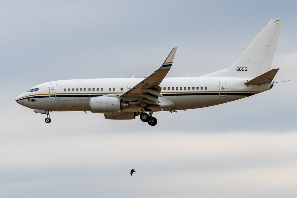 米海軍人員輸送機 C-40A クリッパー（カラス添え）
