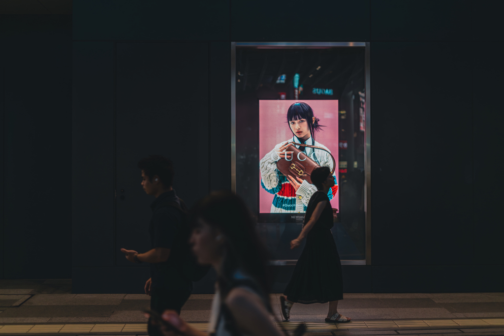 急ぐ街