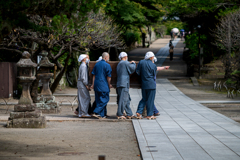 「賽銭箱はあちらへ」