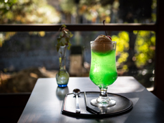 シュワァァァ…