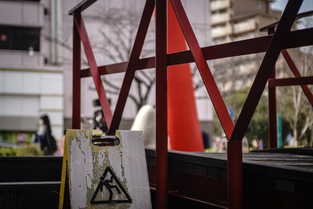 赤い手すりと２