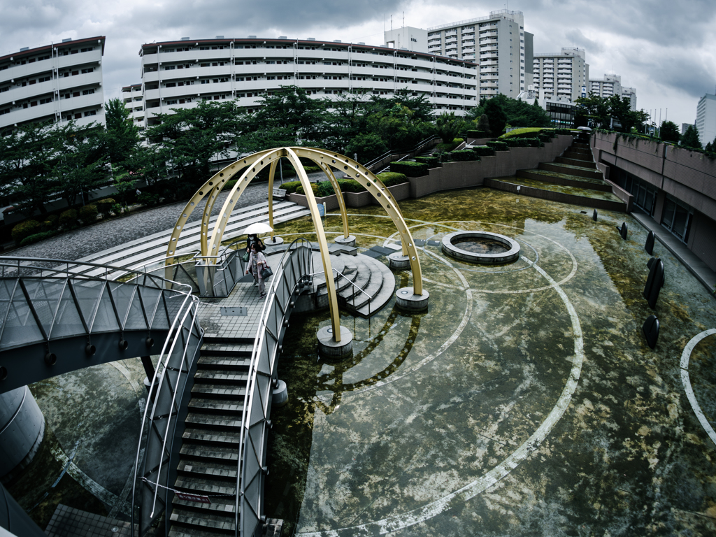 最寄り駅前の“丸”