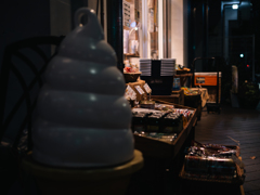 買い物も夜じゃないと…