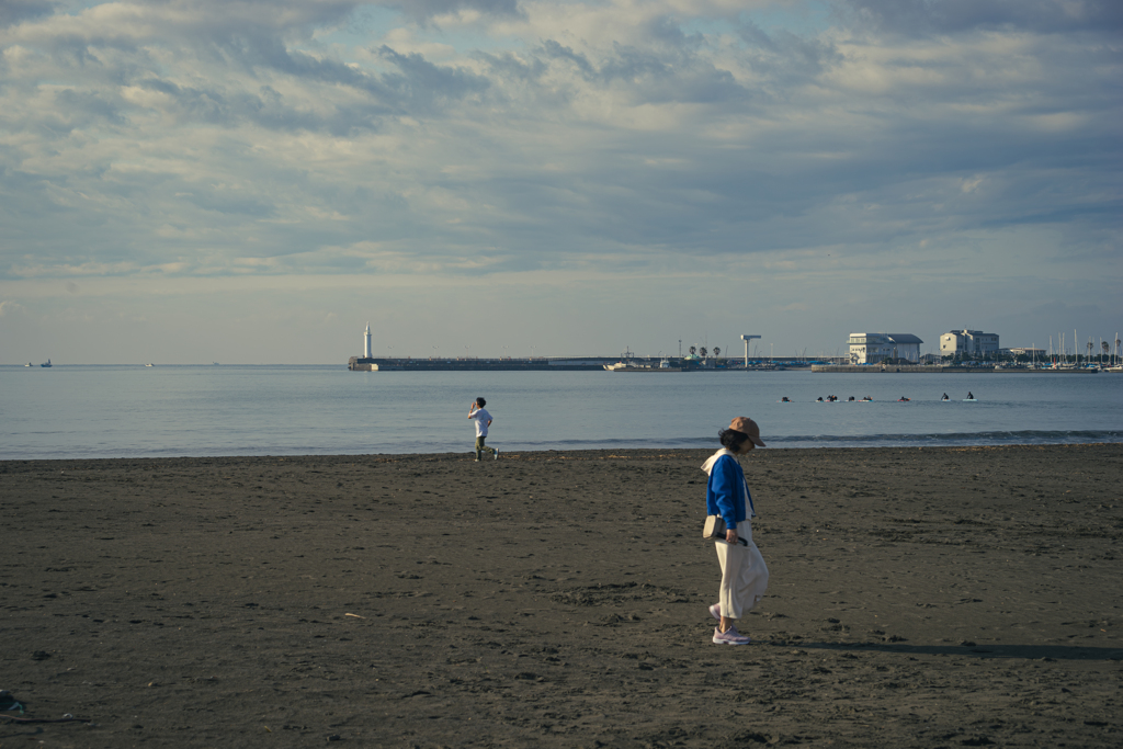 灯台の見える浜で 2/4