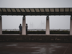 雨に煙る丘公園