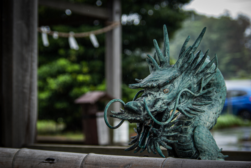 雨中の水神