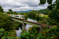 破間川沿いを往く