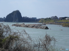 なんか出てる岩