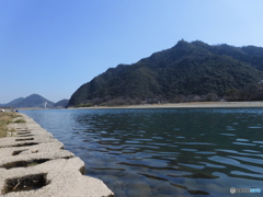 対岸より見上げる岐阜城
