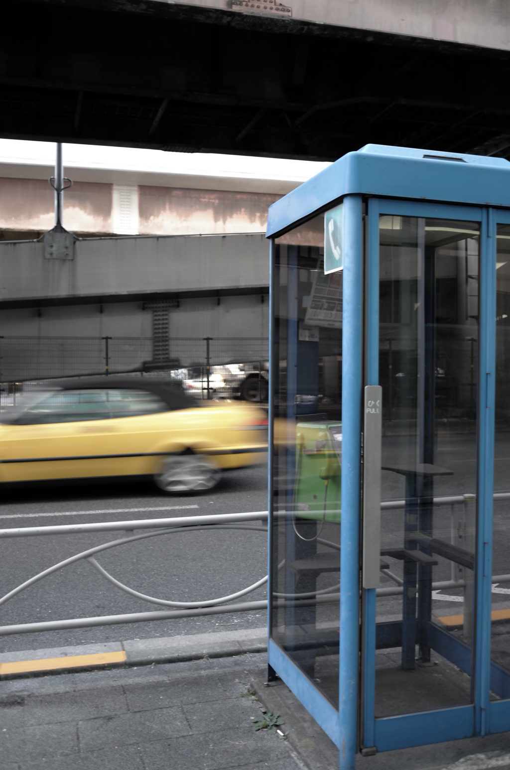 青い電話ボックス