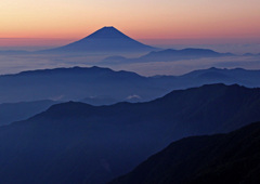 朝焼けの空に浮かぶ富士山（北岳より）