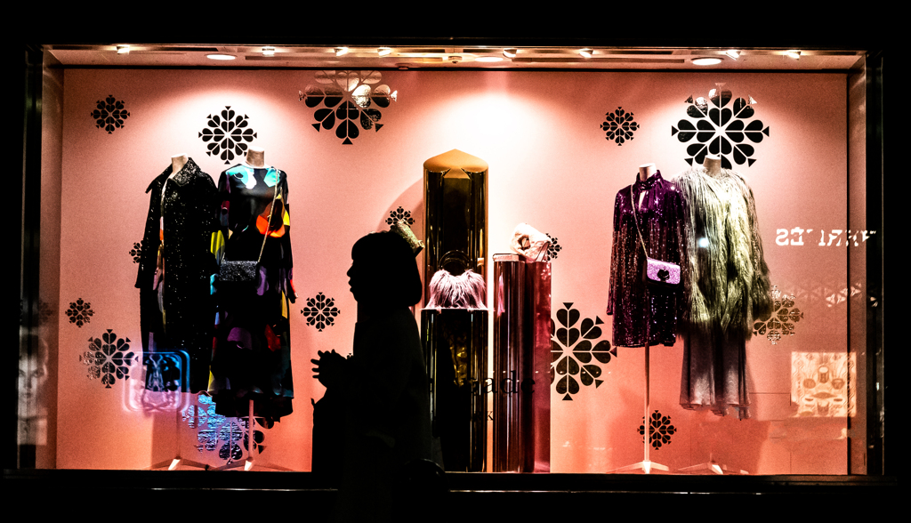 光沢と陰影とが入り乱れ