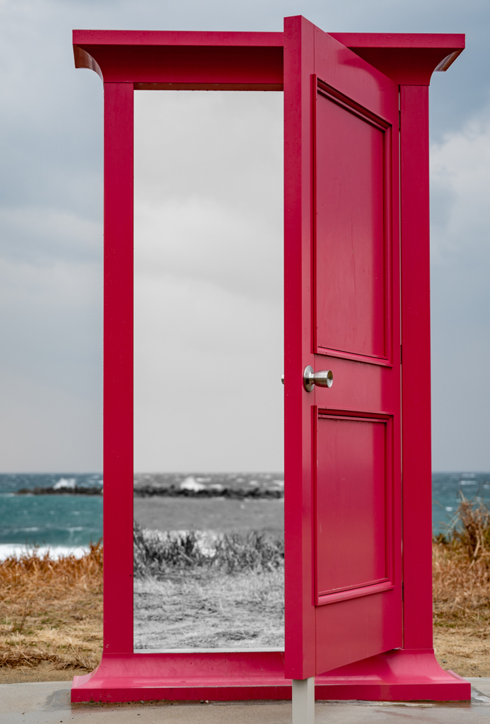 海辺の不思議ドア