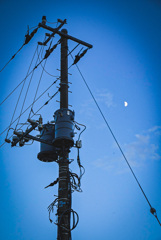 電柱と月