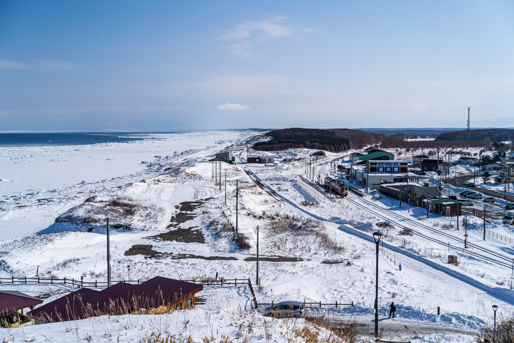 流氷とローカル線・・ただただ旅情掻き立てられる光景