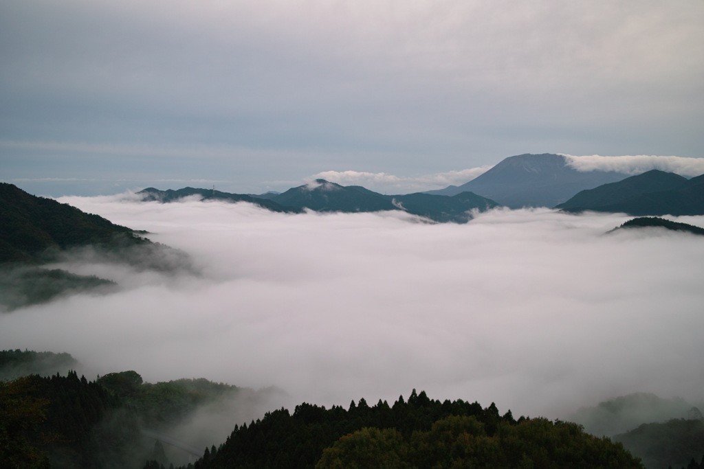 雲を纏った大山