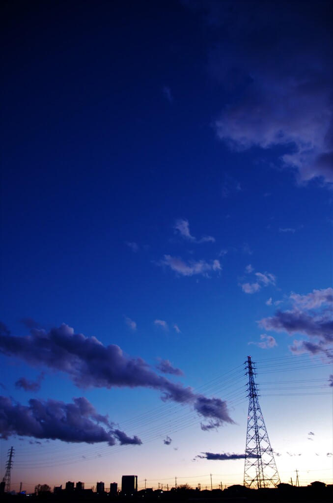 夕焼け頃の西の空は上空に行くほど暗くなる。